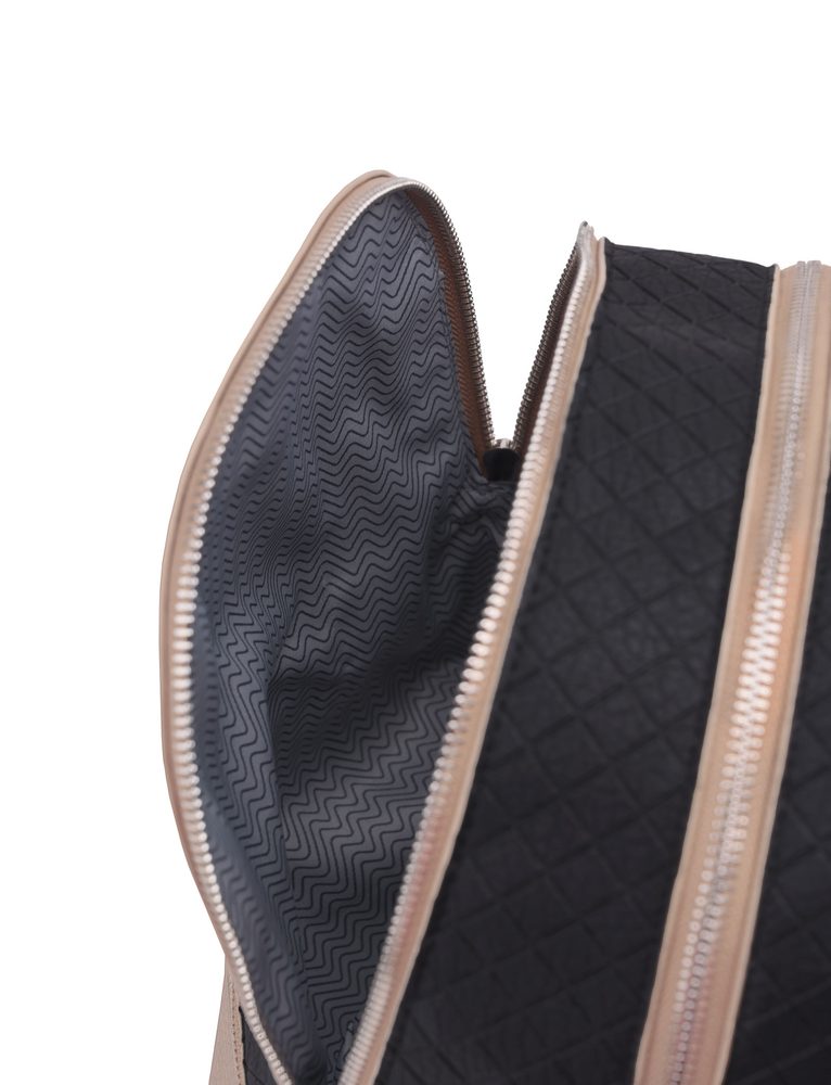 VUCH Brody Brown.

2 priestranné hlavné priehradky na zips
Nastaviteľné polstrované ramenné popruhy
Predná dlhá priehradka uzatvárateľná na zips
Strieborné kovanie
 Shape of diamond
Buď štýlová a jedinečná s Shape of Diamond!
Práve pokukávaš po klenotoch a diamantoch nášho portfólia.