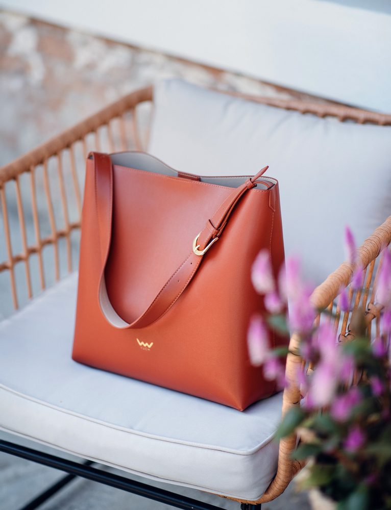 VUCH Justeene Brown.

Elegantná kabelka z kolekcie SimplyV
Vnútorné vrecko na zips na drobnosti
Zapínanie na magnet
Zmestí sa do nej A4 aj menší notebook
 SimplyV
Simple Vušky, Simply Vuch!
Nadčasová, minimalistická a elegantná.