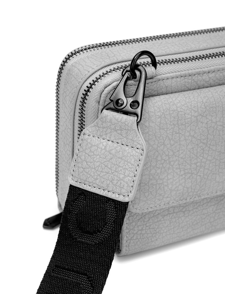 VUCH Keera Grey.

Hlavný priestor rozdelený do dvoch vreciek
Vonkajšie vrecko na mobil
Vnútorné priehradky na vrecká
Široký nastaviteľný popruh z nylonu
 CROSSBODY
Keď je na nás niekto hrdý, zahreje nás to pri srdci.