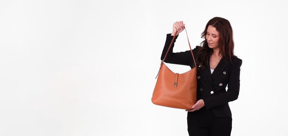 VUCH Maxine Brown.

Kabelka z bio materiálu
Zapínanie na pásik s magnetom
Zaoblené pevné dno
Vnútorné priehradky a kapsička na zips
Nastaviteľný popruh
 Eco kabelky
„Udržateľnosť, šetrnosť, ohľaduplnosť.