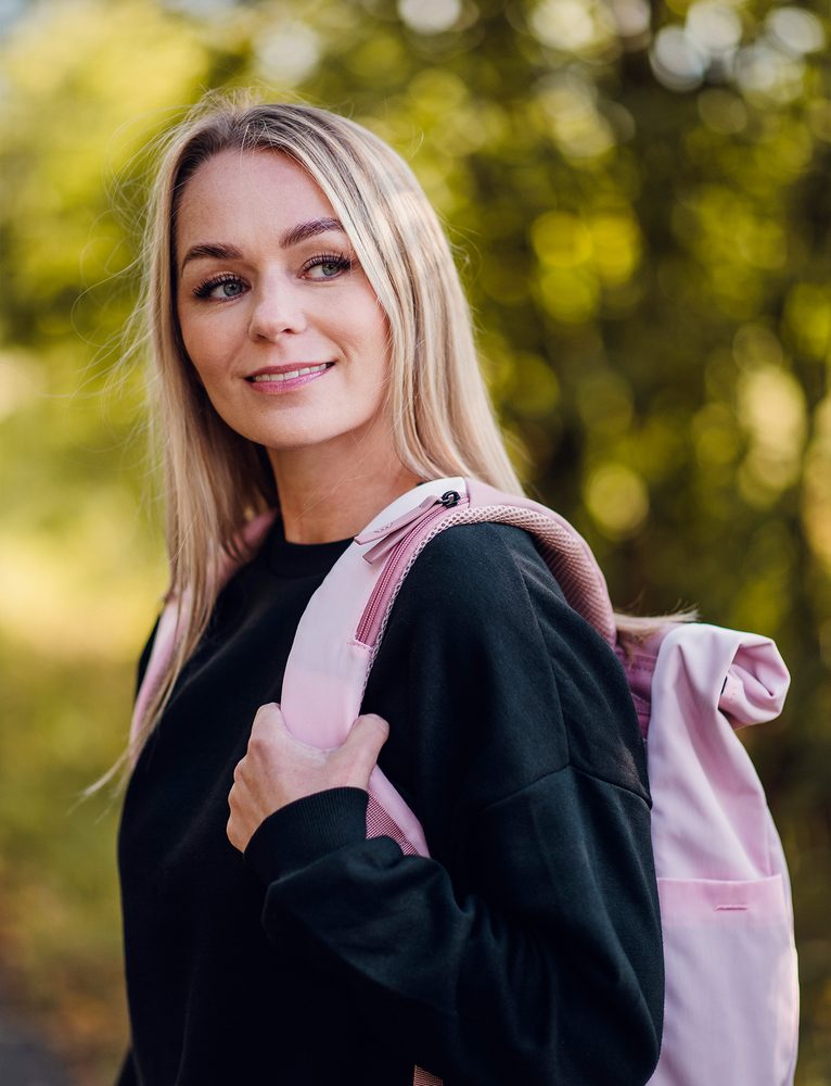 VUCH Virion Pink.

Polstrované chrbát a popruhy
Vodoodolný materiál a zipsy
Popruh na pripevnenie ku kufru
Oddelené vnútorné vrecko na notebook
Malé vrecko na popruhu na cenné drobnosti
 BATOHY 
Praktickosť, komfort a funkčnosť.