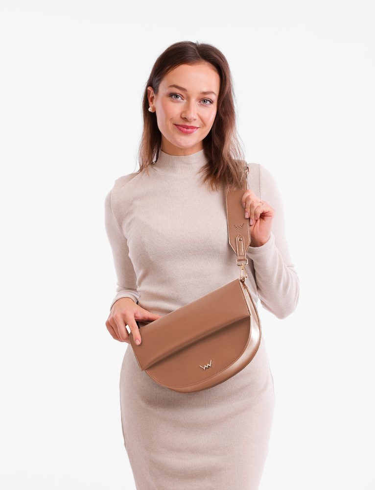 VUCH Corrado Brown.

Pevný materiál
Hlavné zapínanie na magnet
Minimalistická rovná klopa
Nastaviteľný popruh
 Ľadvinky
Veľkolepý návrat.