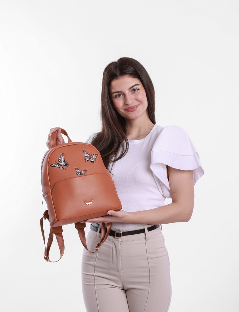 VUCH Arlen Chrysalis Brown.

Originálna výšivka s motívom motýľov
Vnútorné aj vonkajšie zipové vrecko
Vytlačení motýliky na popruhoch
Nastaviteľné ramenné popruhy
 creARTivity
Buď Vuch, buď viditeľný.
Miesto, kde sme fantáziou nešetrili a hravým spôsobom sme poskladali potlače na naše bestsellery.