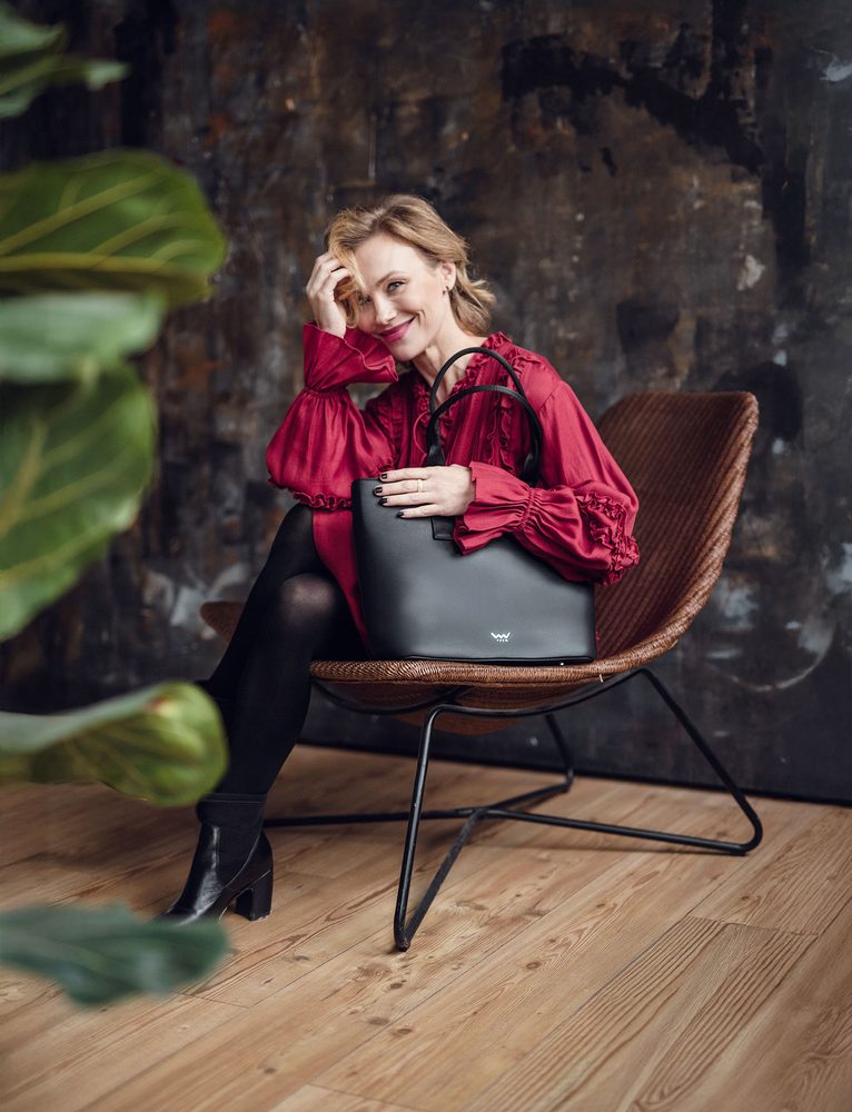 VUCH Wennie.
Vnútorné usporiadanie bude baviť každú organizovanú ženu.

Hlavné zapínanie na 2 magnety
Veľké vrecko na zips
Vnútri mini peňaženka na drobnosti (90 x 140 mm)
Súčasťou kabelky je crossbody popruh
 SimplyV
Simple Vušky, Simply Vuch!
Nadčasová, minimalistická a elegantná.