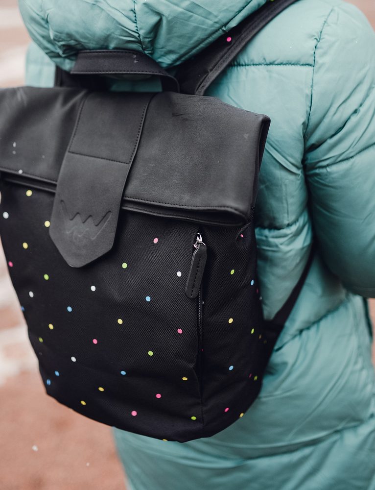 VUCH Mellora Dotty Black.

Vnútorný oddelený priestor na mini notebook a malá priehradka na zips
Zapínanie na zips + po prehnutí je možné aj zabezpečiť ultra silným magnetickým patentom
Nastaviteľné ramenné popruhy
Polstrovaný chrbát pre maximálne pohodlné nosenie
 Cutie Dotty
Vytmav to sivej!
Kolekcia Cutie Dotty je do bodky vybavená hravosťou a šmrncom.