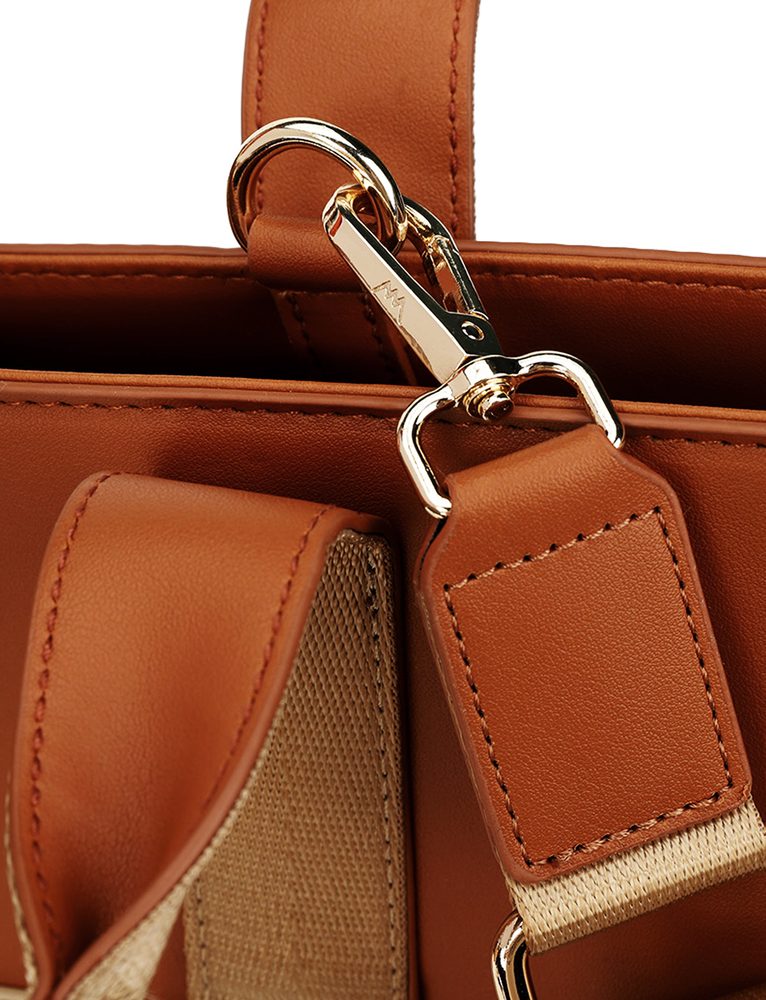 VUCH Wennie MN Brown.

Bestseller Wennie s monogramom Vuch
Hlavné zapínanie na 2 magnety
Veľká kapsa úplne uzatvárateľná na zips
Súčasťou kabelky je crossbody popruh
 Monogram
Chceš mať nevídaný šmrnc a byť Vuch každým milimetrom?
Vuch je tvoja najvernejšia láska, tak to povedz všetkým bez jediného slova.