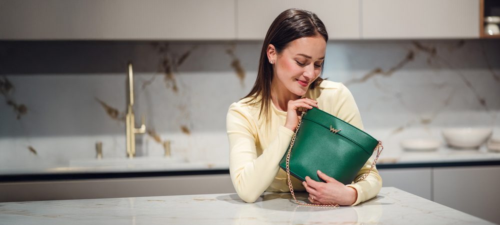 VUCH Verica Green.

Hlavné zapínanie na zips
Súčasťou kabelky sú dva popruhy
Vnútorné vrecká na drobnosti
 Crossbody
Nadčasová klasika, ktorú môžeš nosiť v lete aj v zime, do práce aj na prechádzku, k tenierkam aj lodičkám.