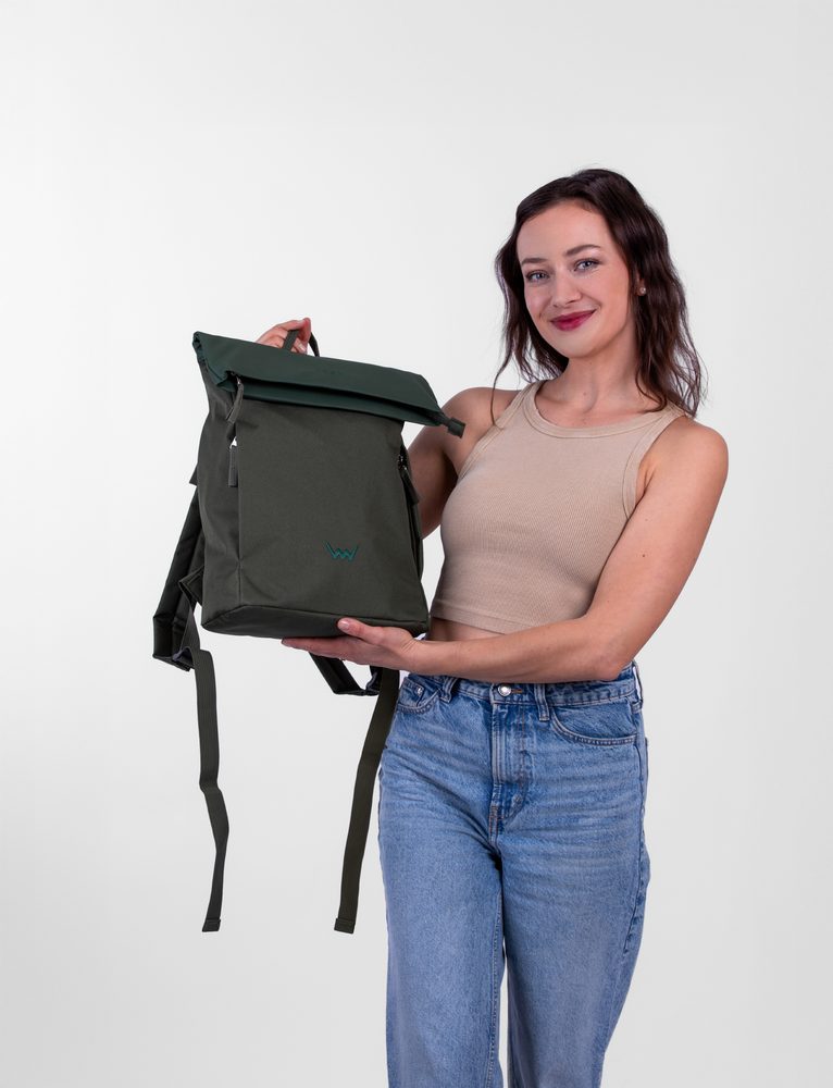 VUCH Eloy Green.

Vyrobený z recyklovaných PET fliaš
Vodotesná klopka na magnet
Tri vonkajšie vrecká na zips
Možnosť zväčšenia objemu
Polstrované ramenné popruhy a chrbát pre pohodlné nosenie
 Eco batohy
Objavte eco batohy od Vuch, vďaka ktorým bude váš ďalší výlet o niečo udržateľnejší, ale zároveň stále dosť štýlový.
Pri batohoch je naším cieľom vytvoriť dokonalú rovnováhu medzi originálnym vzhľadom, kvalitným spracovaním a udržateľným materiálom.