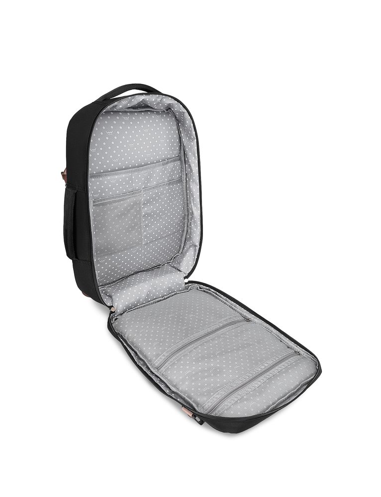 VUCH Foppe Black.

Celorozopínacia kapsa
Vonkajšie zipové vrecká
Veľa vnútorných priehradiek
Guma na chrbte batohu pre uchytenie na kufor
Polstrované ramenné popruhy a chrbát pre pohodlné nosenie
 Batohy
Časy, keď batohy znamenali len aktovky do školy alebo športové kúsky na vysokohorské túry, sú dávno preč.