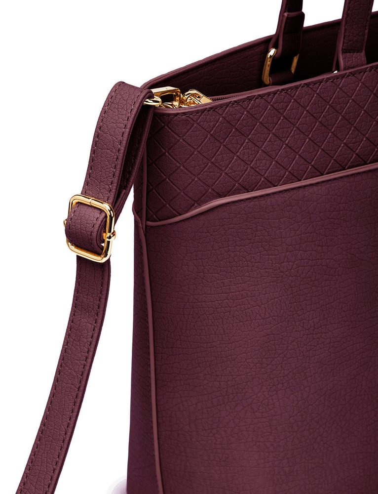 VUCH Neela Big Wine.

Zväčšená verzia kabelky Neela
Priestor pre notebook až 13,3