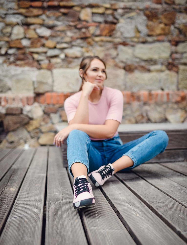 VUCH Dotty Eilyn - 41.

Materiál PU Polyuretan + gumová podrážka
Farebné bodky na podrážke
Šnúrky navyše ku každým topánkam zadarmo
Veľkosti 37–41
 OBUV
Vuch topánky sú originalita, čo šliape.