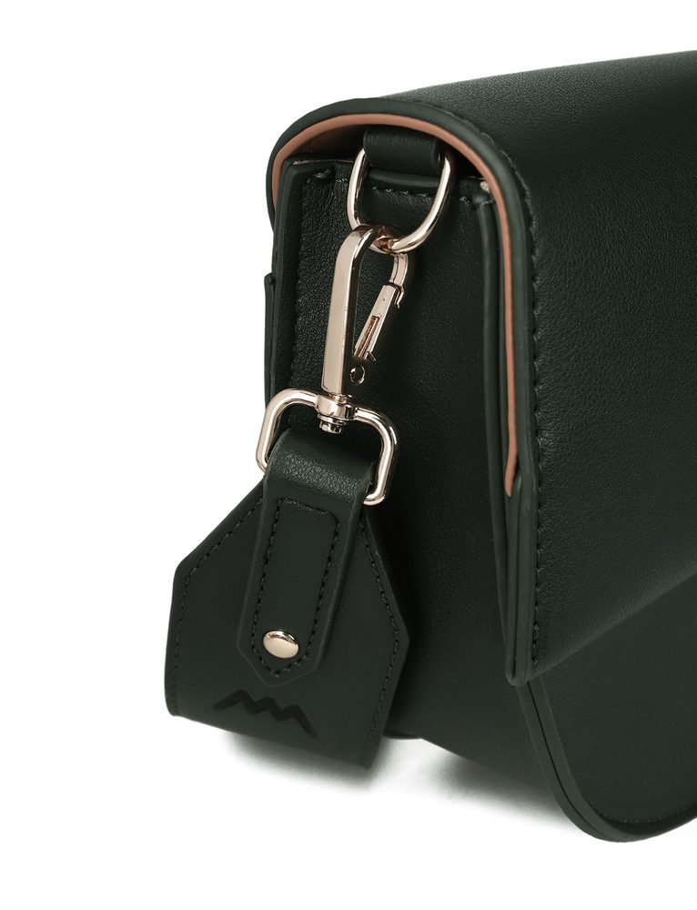 VUCH Corrado Green.

Pevný materiál
Hlavné zapínanie na magnet
Minimalistická rovná klopa
Nastaviteľný popruh
 Ľadvinky
Veľkolepý návrat.