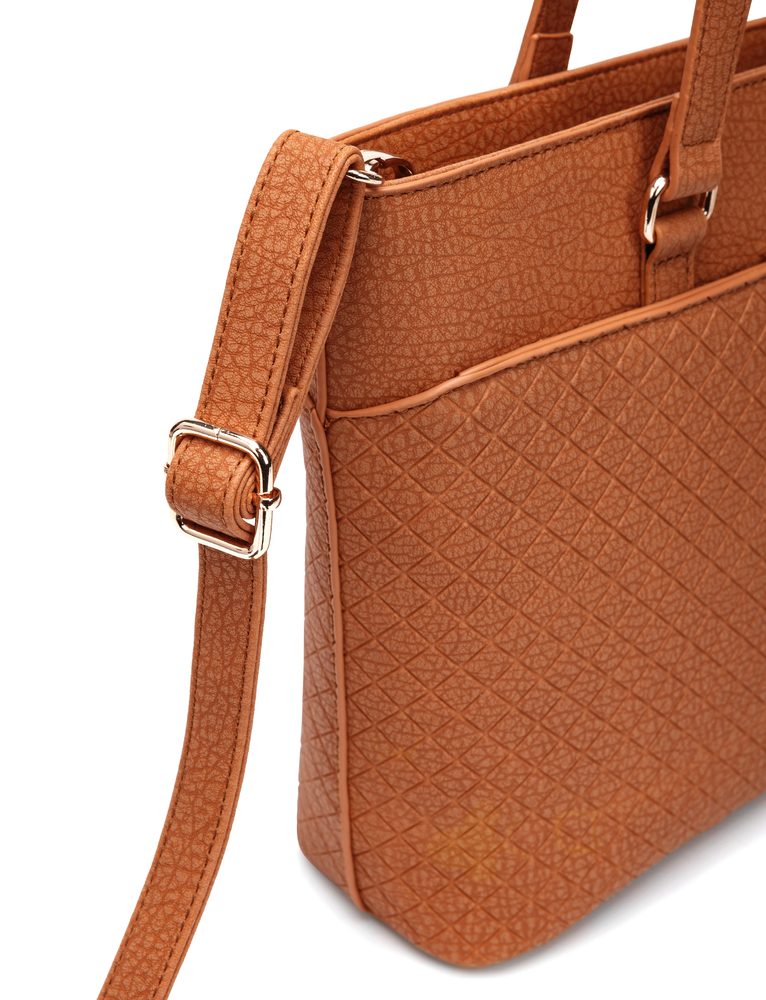 VUCH Neela Brown.

Elegantné prevedenie s vonkajšou vreckou bez zapínania
Kabelka s pevným dnom, ktoré chránia 4 kovové nožičky
Hlavné zapínanie na zips
Súčasťou kabelky je crossbody popruh
 Shape of Diamond
Buď štýlová a jedinečná s Shape of Diamond!
Práve pokukávaš po klenotoch a diamantoch nášho portfólia.