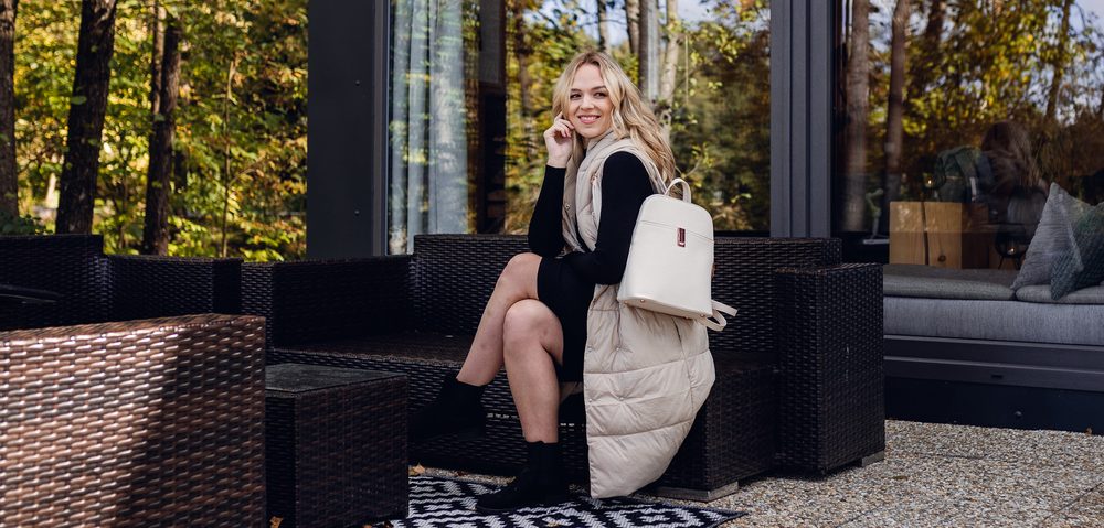 VUCH Filipa Creme.

Vystužený batôžtek v elegantnom vyhotovení
Vnútorná priehradka bez zapínania, priehradka na zips
Vonkajšia priehradka na zips
Rose gold logo Vuch
 BATÔŽTEKY
„Že máš v mysli zakorenené, že batôžteky nie sú dostatočne kombinovateľné?