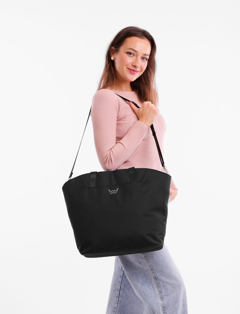 VUCH Wout Black.

Hlavné zapínanie na zips
Veľa vnútorných vreciek
Priehradka na topánky + fľaša
Priestor na notebook
Súčasťou je popruh cez telo
 Tašky cez rameno
Chceli by ste tašku, ktorá vám bude verne slúžiť a nikdy vás nenechá v štichu?