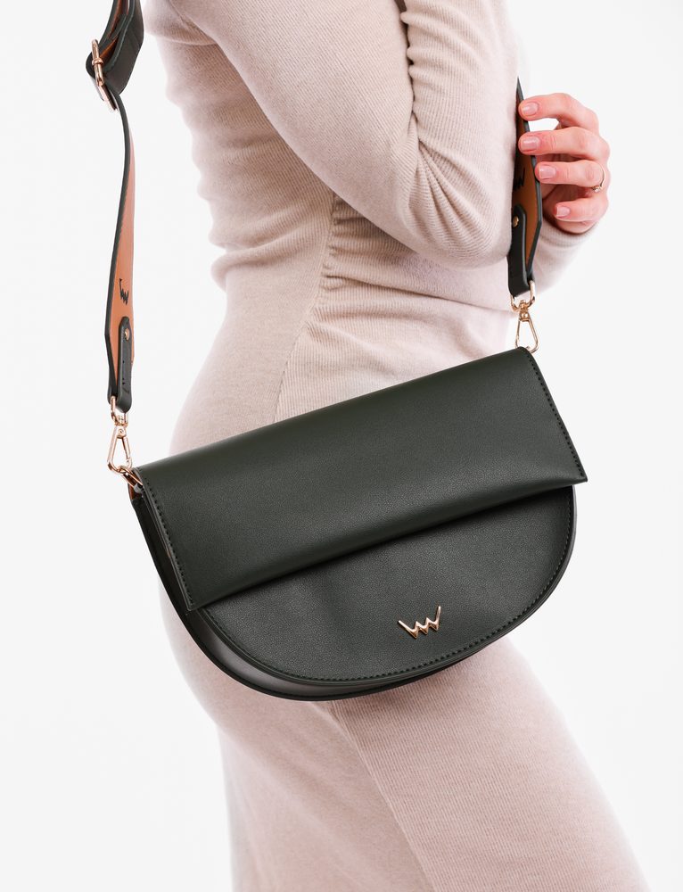 VUCH Corrado Green.

Pevný materiál
Hlavné zapínanie na magnet
Minimalistická rovná klopa
Nastaviteľný popruh
 Ľadvinky
Veľkolepý návrat.