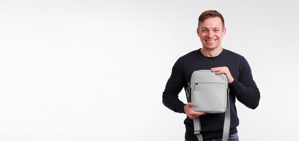 VUCH Oriana Grey.

Hlavné zapínanie na zips
Nastaviteľný crossbody popruh
Predné skryté vrecko na zips
Na zadnej strane priehradka na drobnosti
 Pánske tašky
Dokonalosť, jednoduchost, charakter a štýl.