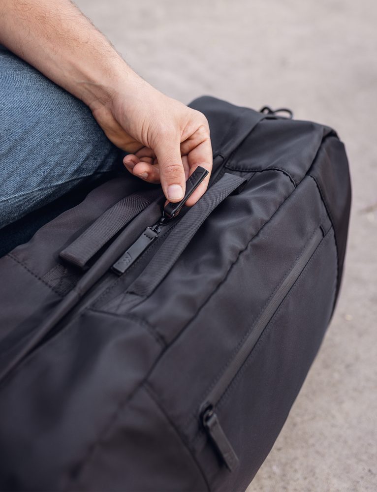 VUCH Zyro Black.

Vnútri polstrovaná kapsa na notebook aj odopínateľný kľúčenka
Na zadnej strane popruh na kufor
Bočné vrecká – ľavá úzka, pravá hlboká na obuv
Pripínací popruh cez rameno s nastaviteľnou dĺžkou
 Cestovné tašky 
Zháňaš spoločníčku, s ktorou budeš tvoriť neoddeliteľnú dvojku pri cestovaní?