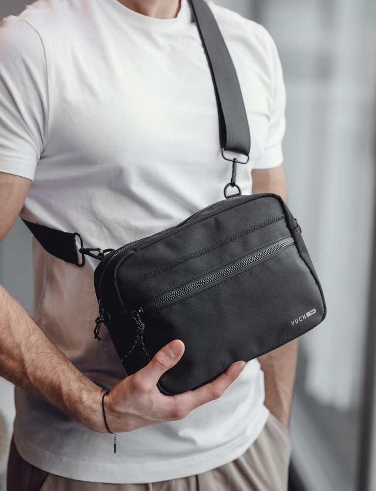 VUCH Taavi Black.

Hlavné zapínanie na zips
Vonkajšie vrecko na zips
Vnútorné priehradky 
Nastaviteľný popruh na rameno
 Pánske tašky
Dokonalosť, jednoduchosť, charakter a štýl.