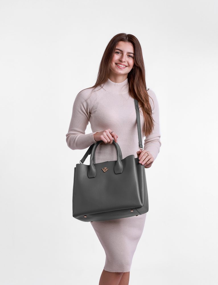 VUCH Boney Grey.

Hlavný priestor rozdelený do troch kapsí
Stredná kapsa so zipsom, bočné kapsy na magnet
Vnútorná kapsa so zipsom, priehradky na drobnosti
Súčasťou kabelky je crossbody popruh
 Kabelky do ruky
Premýšľaš, že si zaobstáraš kabelku do ruky, ktorú už z ruky nikdy nedáš?