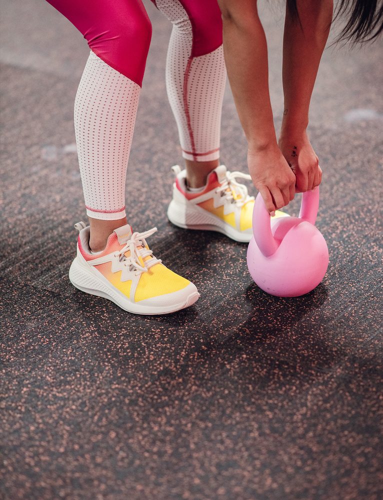 VUCH Rush Sunset - 36.

Dizajny navrhnuté v spolupráci s Martinom Brnom
Pružný priedušný zvršok
Vložka vypolstrovaná pamäťovou penou
Ľahké vyhotovenie
Drobné reflexné prvky
Spevnenie nártu silikónovými prvkami 
 OBUV
Vuch topánky sú originalita, čo šliape.