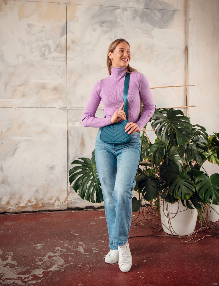 VUCH Liva Blue.

Hlavné zapínanie na zips
Prešívaný povrch
Vnútorná kapsa na zips, priehradka na drobnosti
Široký nastaviteľný crossbody popruh
 Aira
Zažij ľahkosť na vlastnej koži.
Produkty z materiálu AIRA boli navrhnuté s dôrazom na praktickosť – sú ľahké ako pierko, vodeodolné a ľahko udržiavateľné.
Priprav sa na lásku na prvý pohľad.