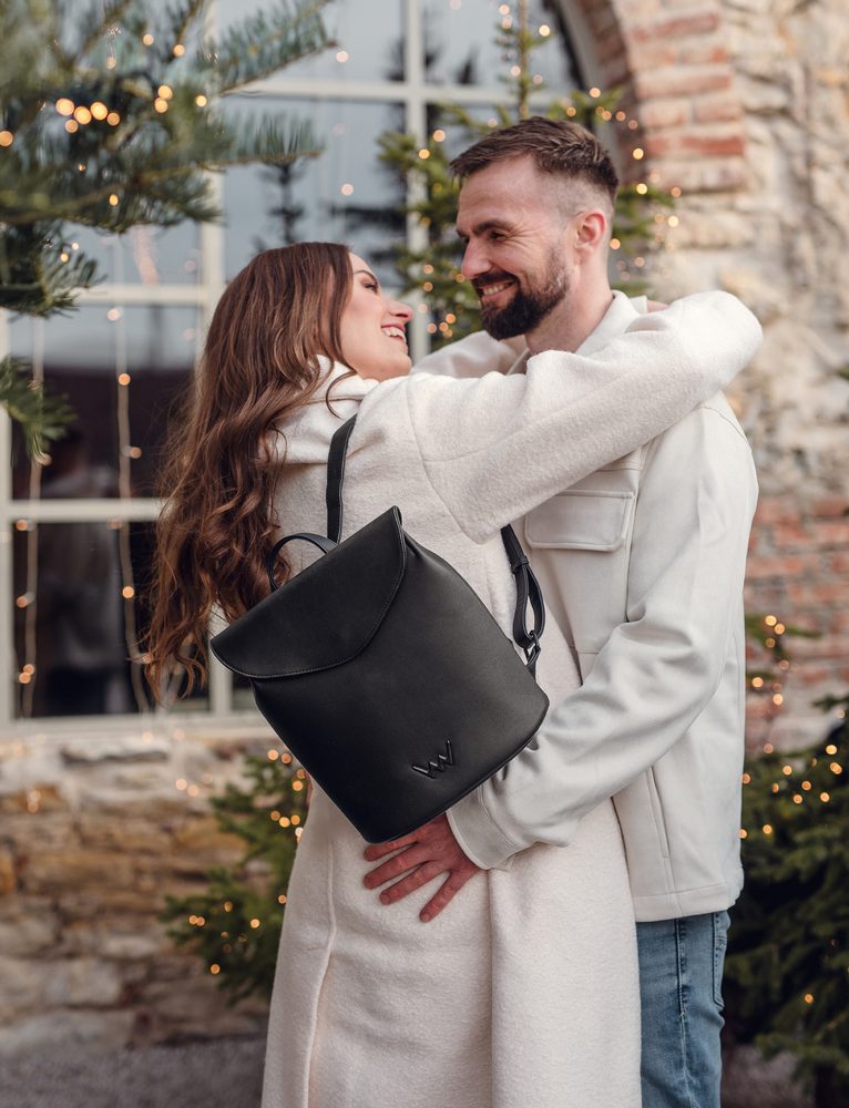 VUCH Linton.

Priestranné vnútorné vrecko s dvojitým zapínaním - zips a magnet 
Praktické vonkajšie vrecko na zips na zadnej časti batohu 
Vnútorné priehradky na mobil a vrecko na zips 
Nastaviteľné ramenné popruhy
 SimplyV
Simple Vušky, Simply Vuch!
Nadčasová, minimalistická a elegantná.