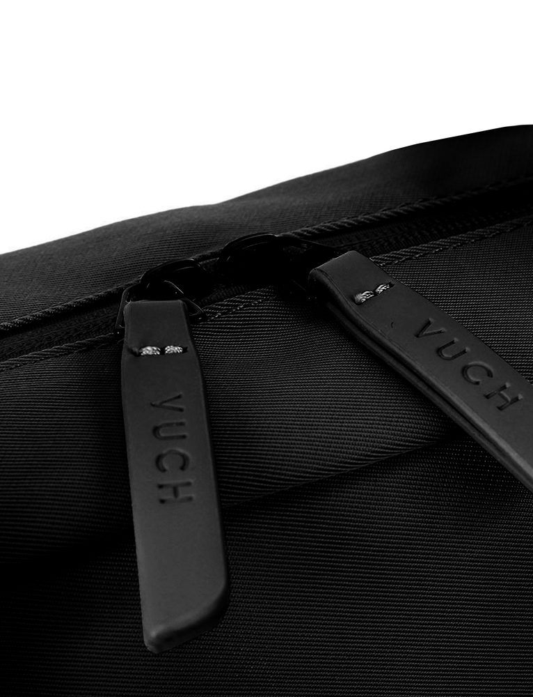 VUCH Elvina Black.

Taška na notebook z odolného materiálu
Praktické usporiadanie vnútorných vreciek na všetky nevyhnutnosti
Mäkké plyšové vrecko na notebook
Na zadnej strane tašky je uchytenie na kufor
 TAŠKY NA NOTEBOOK
Potrebuješ, aby bol Tvoj notebook v bezpečí a vyhol sa všetkým škrabancom?