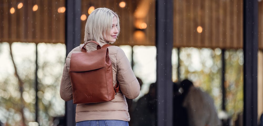 VUCH Gioia Brown.

Priestranná hlavná priehradka s dvojitým zapínaním – zips a klopa na ultra silný magnet
Praktické vonkajšie priehradky na zips na zadnej časti batohu
Vnútorné priehradky a priehradka na zips
Nastaviteľné ramenné popruhy a polstrovaný chrbát pre pohodlné nosenie
 SimplyV
Simple Vušky, Simply Vuch!
Nadčasová, minimalistická a elegantná.