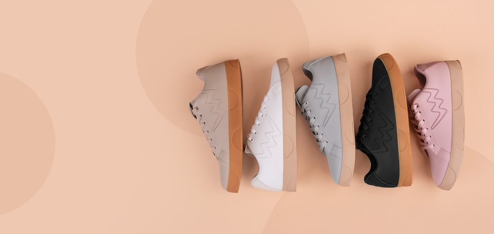 VUCH Dotty Classic Dusty Pink - 38.
Podrážka je tvorená zo 100% prírodného kaučuku a decentne odkazuje na typické bodky, ktoré poznáte z našich kolekcií.
Stavte na klasiku v novom kabáte – DOTTY CLASSIC sú štýl, pohodlie a osobitosť v jednom.

Zvršok z PU Polyuretánu
Podrážka zo 100% prírodného kaučuku
Vytlačený motív bodiek na podrážke
Veľkosti 36–43
Tvarovaná vnútorná vložka, vypolstrovaná pamäťovou penou
Kombinácia hladkého a štruktúrovaného materiálu
 OBUV
Vuch topánky sú originalita, čo šliape.