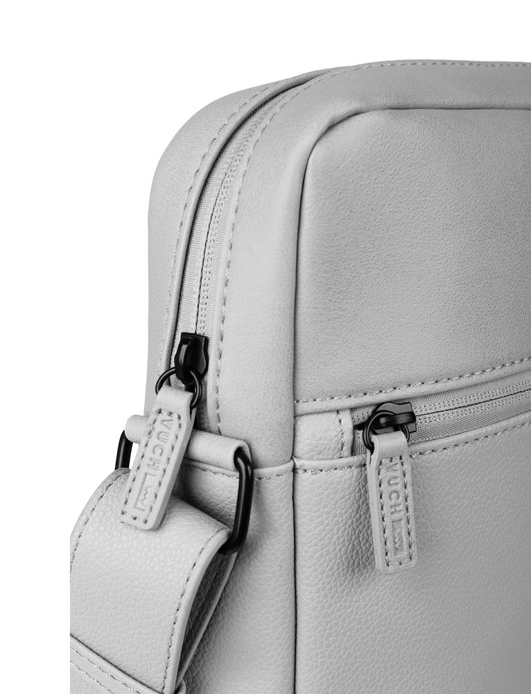 VUCH Oriana Grey.

Hlavné zapínanie na zips
Nastaviteľný crossbody popruh
Predné skryté vrecko na zips
Na zadnej strane priehradka na drobnosti
 Pánske tašky
Dokonalosť, jednoduchost, charakter a štýl.