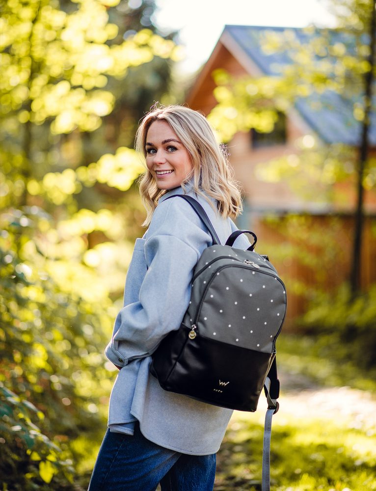 VUCH Zane Dotty Grey.

Predné vonkajšie vrecko
Vnútorný veľký priestor so zapínaním na zips
Hlavný vnútorný priestor s dvomi vreckami 
Nastaviteľné ramenné popruhy
 TRAVEL COLLECTION  
Cestou necestou, polom nepolom, idem si za tebou so svojím novým batohom!...