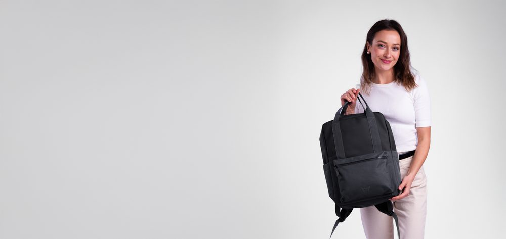 VUCH Kees Grey.

Priestranný batoh s množstvom vreciek
Nepremokavý materiál
Odolné pogumovanie v spodnej časti
Vrecko na zips na popruhu
 BATOHY
Časy, keď batohy znamenali len aktovky do školy alebo športové kúsky na vysokohorské túry, sú dávno preč.