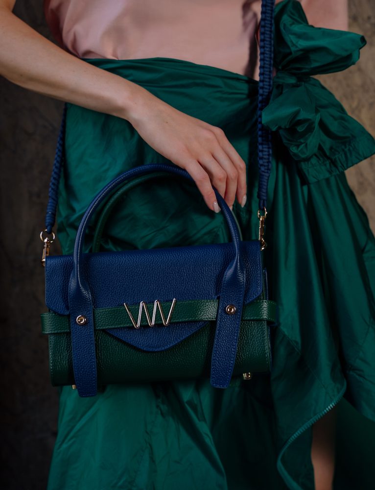 VUCH An-Noor - Émeraude Ciel.

Inverzné farebné prevedenie pre jednoduchú zmenu vzhľadu
Dva oddelené priestory s možnosťou nosenia v ruke alebo cez rameno
Skryté očká dotvárajú po odopnutí popruhu čistý minimalistický vzhľad
Šesť sofistikovaných farebných variant s vlastným príbehom
 VUCH LABORATORY × ANTONIN SIMON
Autor vo svojej kolekcii vychádza z klasických vintage tvarov, ktoré pretvára do moderného poňatia.
Výnimočný štýl kabeliek sprevádzajú tri farebné varianty, ktoré odrážajú názor a energiu majiteľky.