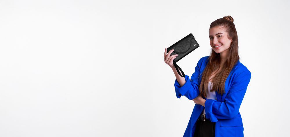 VUCH Femke Big Black.

Hlavné zapínanie na patent
Vrecko na mince so zipsom
Priestranný priestor na bankovky
Odpájacie pútko na ruku
 VEĽKÉ PEŇAŽENKY
Pre všetky zberateľky vernostných kariet, pre dievčatá, ktoré majú rady prehľad vo svojich dokladoch alebo jednoducho pre slečny, ktoré chcú mať všetko poruke a obľubujú veľké peňaženky.