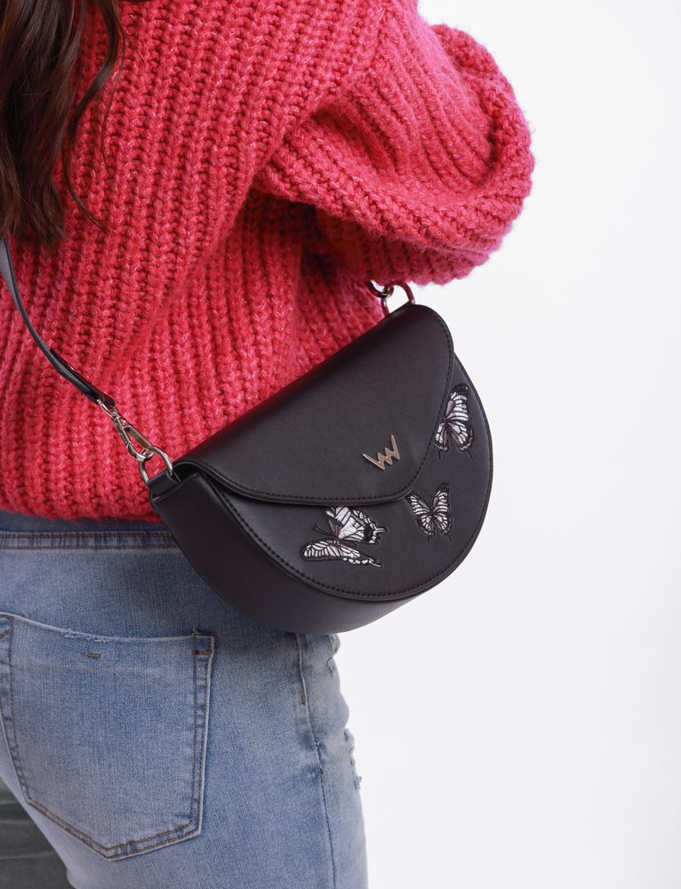 VUCH Tricia Chrysalis Black.

Originálna výšivka s motívom motýľov
Chlopňa na magnetický pin vychádzajúca z bestselleru Joanna
Vnútri jedna zipová vrecko
Nastaviteľný popruh (90 - 135 cm)
 creARTivity
Buď Vuch, buď viditeľný.
Miesto, kde sme fantáziou nešetrili a havo poskladali printy na naše bestsellery.