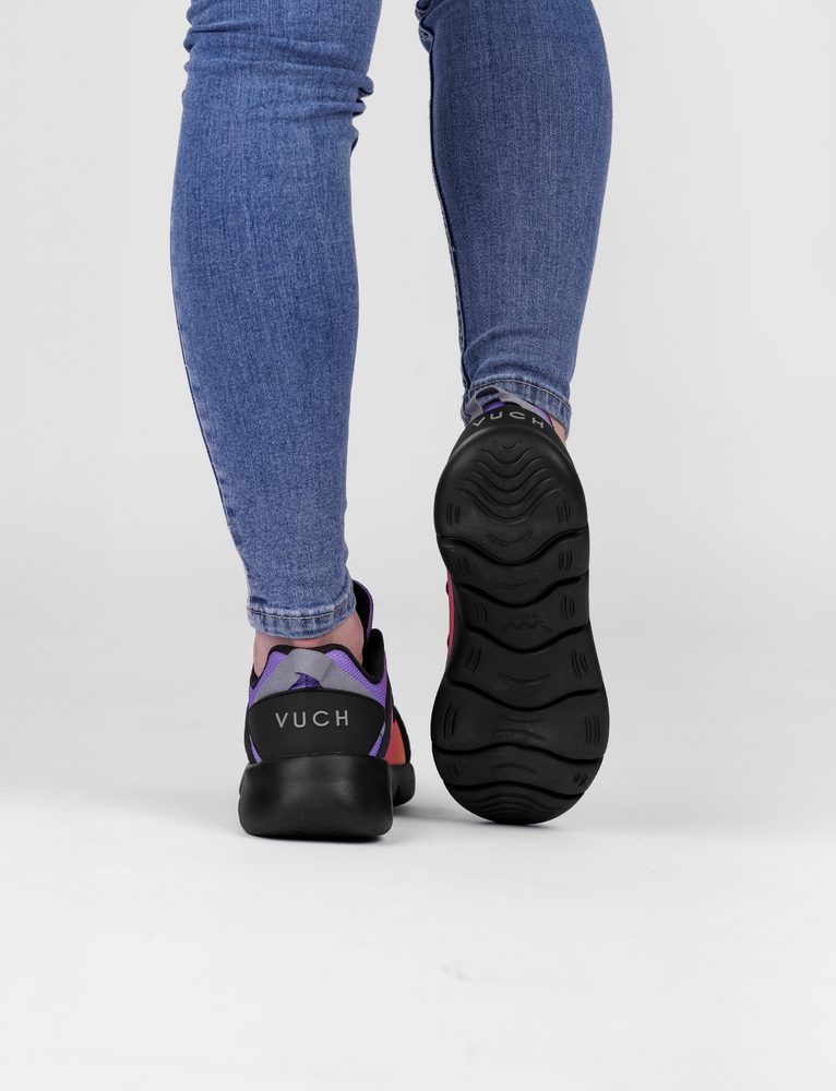 VUCH Flash E Decadence.

Vyrobené z recyklovaných materiálov
Ľahká, odolná a anatomicky tvarovaná podrážka
Tvarovaná vnútorná vložka s jedinečnou AI potlačou
 OBUV
Vuch topánky sú originalita, ktorá šľape.