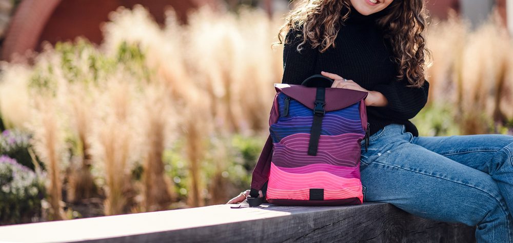 VUCH Corbin Design Wine.

Hlavné zapínanie na zips a strip
Dve vonkajšie priehradky na zips
Vnútorná priehradka na zips a dve priehradky na drobnosti
Nastaviteľné ramenné popruhy

  TechniC 
Kolekcia inšpirovaná mestom aj prírodou!
Batohy Mellora a Noel už nejaký čas kraľujú na tróne obľúbenosti a z ich predností vzniklo hneď niekoľko parádnych následníkov.