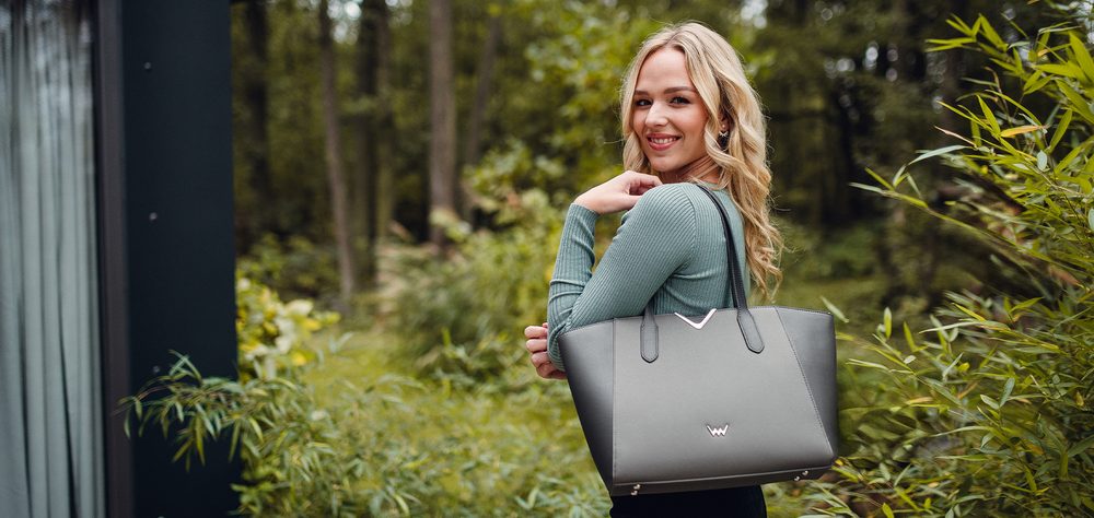 VUCH Eirene Grey.

Veľká kabelka s pevným dnom, ktoré chránia 4 kovové nožičky
Celá sa zatvára na zips, takže nič pre zlodejov
Dlhé pohodlné uchá sadnú na predlaktie aj na rameno
 Veľké kabelky
Každý má nejakú svoju prednosť.