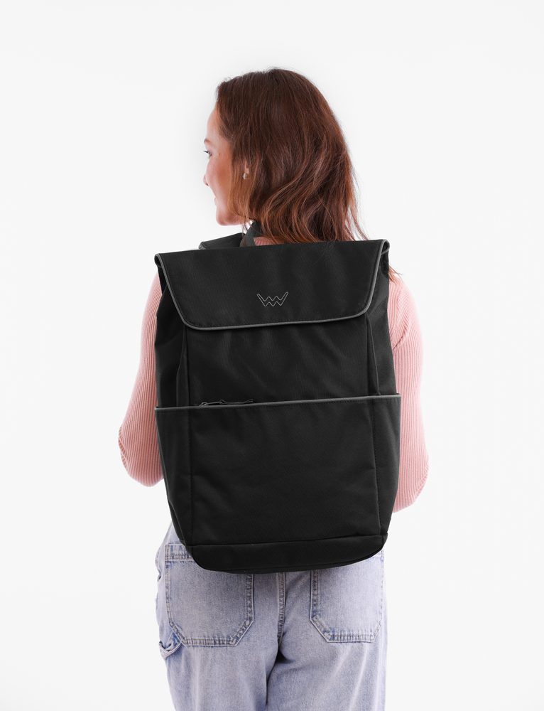 VUCH Federico Black.

Hlavné zapínanie na magnety
Veľa vnútorných aj vonkajších vreciek
Polstrované chrbát a popruhy
Priestor pre notebook 15,6