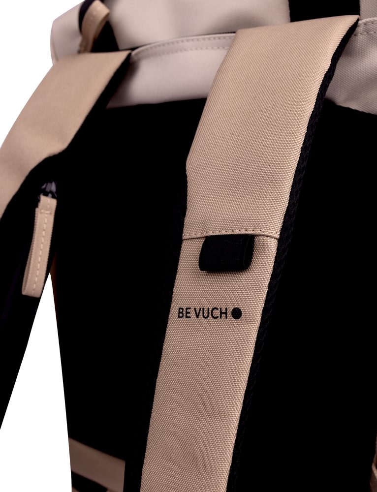 VUCH Jorin Beige.

Priestranný batoh s množstvom vreciek
Vyrobený z recyklovaného materiálu
Spodný priestor možno využiť napríklad na obuv
Vrecko na zips na popruhu
 Eco batohy
Objavte eco batohy od Vuch, vďaka ktorým bude váš ďalší výlet o niečo udržateľnejší, ale zároveň stále dosť štýlový.
Pri batohoch je naším cieľom vytvoriť dokonalú rovnováhu medzi originálnym vzhľadom, kvalitným spracovaním a udržateľným materiálom.