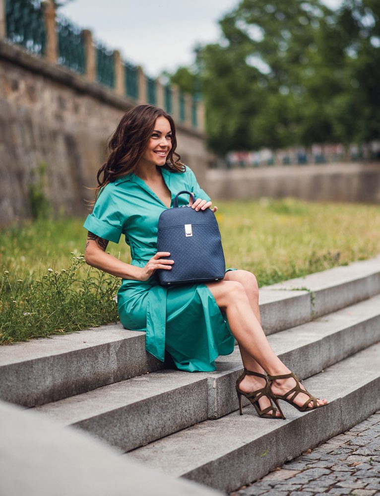 VUCH Filipa Diamond Blue.

Vyztužený batoh v elegantnom prevedení
Elegantná povrchová úprava slepotlačom
Kontrastné rose gold detaily
Zadné vonkajšie vrecko na zips
Nastaviteľné ramenné popruhy
 BATÔŽTEKY
Že máš v mysli zakorenené, že batôžteky nie sú dostatočne kombinovateľné?