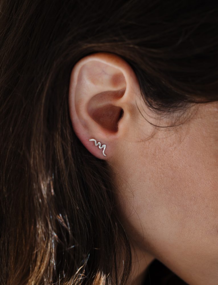 VUCH Clarea.

Vyrobené v Českej republike
Kvalitné striebro (925/1000)
100 % recyklovateľný materiál
Lokálny dizajn
Ručná práca
 VUCH LABORATORY × ADÉLA PEČLOVÁ
Kolekcia šperkov Laboratory je oslavou ženy, ktorá našla svoj vnútorný pokoj aj uprostred neustáleho pohybu života.
Každý šperk, ktorý vznikol cestou transformácie a sily, sa stáva malým svetom sám o sebe.
Je to pocta všetkým ženám, ktoré sa neboja ukázať, kto skutočne sú.