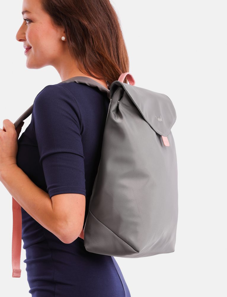 VUCH Cesare Grey.

Mäkký a ľahký materiál
Priestor pre notebook 13,3