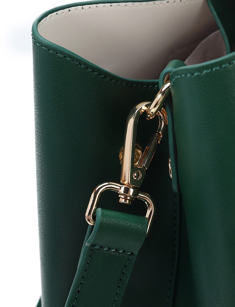 VUCH Cynthia Green.

Vnútorný priestor rozdelený na dve priehradky
Dva patenty na uzatvorenie kabelky
Vnútorné vrecko so zipsom
Súčasťou kabelky je crossbody popruh
 SimplyV
Simple Vušky, Simply Vuch!
Nadčasová, minimalistická a elegantná.