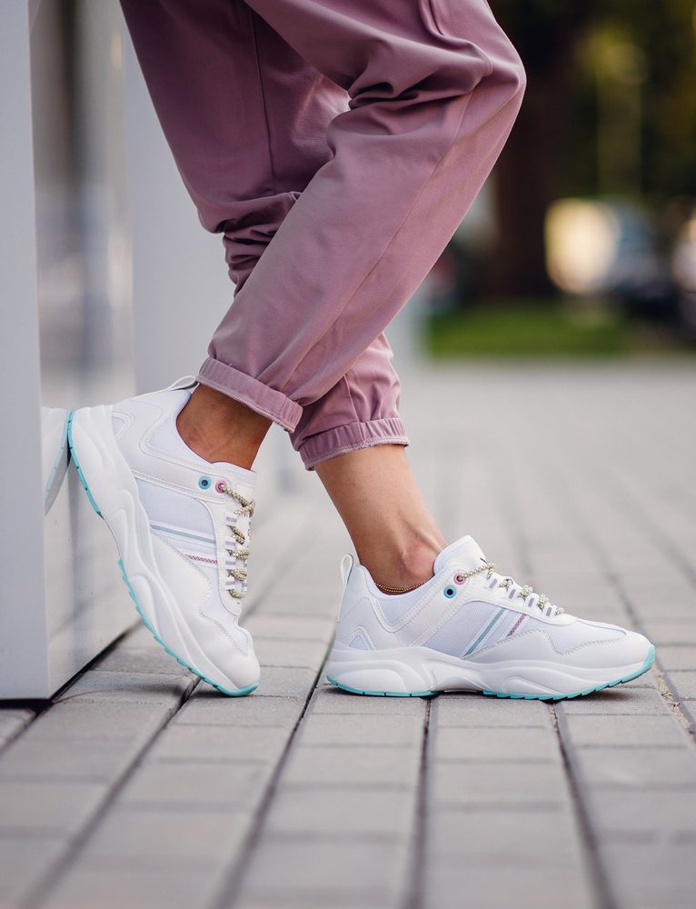 VUCH Wave Bubble.
Na zvršok tenisky sme zvolili vysoko kvalitný polyuretán a priedušný mesh.

Dizajny navrhnuté v spolupráci s Martinom Brnom
Medzipodošva z mäkkého penového materiálu EVA
Protišmyková gumová podrážka
Vložka vypolstrovaná pamäťovou penou
Reflexné prvky
 OBUV
Vuch topánky sú originalita, čo šliape.