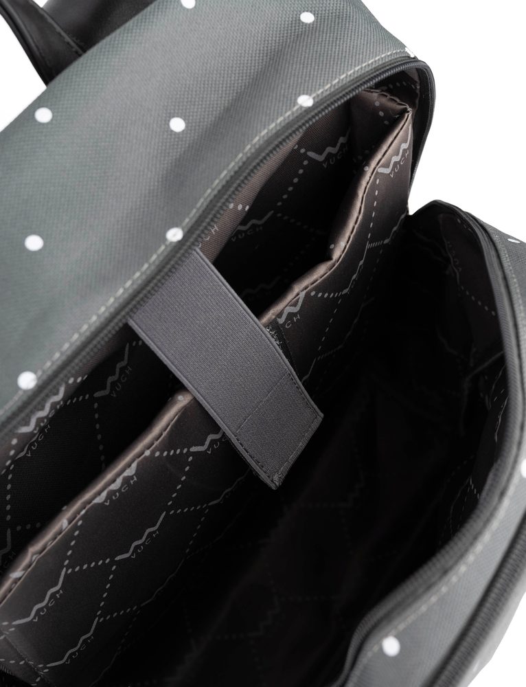 VUCH Zane Dotty Grey.

Predné vonkajšie vrecko
Vnútorný veľký priestor so zapínaním na zips
Hlavný vnútorný priestor s dvomi vreckami 
Nastaviteľné ramenné popruhy
 TRAVEL COLLECTION  
Cestou necestou, polom nepolom, idem si za tebou so svojím novým batohom!...