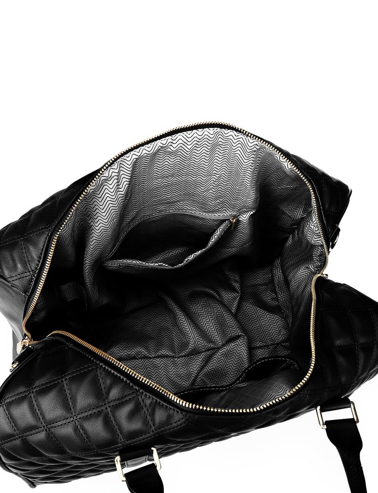 VUCH Shirleen Black.

Štýlové prešívanie
Vnútorné vrecko na zips a priehradky na drobnosti
Zadné vrecko na zips na kľúče a doklady
Nastaviteľný crossbody popruh
 Cestovné tašky 
Zháňaš spoločníčku, s ktorou budeš tvoriť neoddeliteľnú dvojku pri cestovaní?