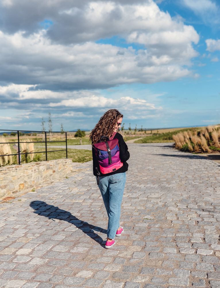 VUCH Corbin Design Wine.

Hlavné zapínanie na zips a strip
Dve vonkajšie priehradky na zips
Vnútorná priehradka na zips a dve priehradky na drobnosti
Nastaviteľné ramenné popruhy

  TechniC 
Kolekcia inšpirovaná mestom aj prírodou!
Batohy Mellora a Noel už nejaký čas kraľujú na tróne obľúbenosti a z ich predností vzniklo hneď niekoľko parádnych následníkov.