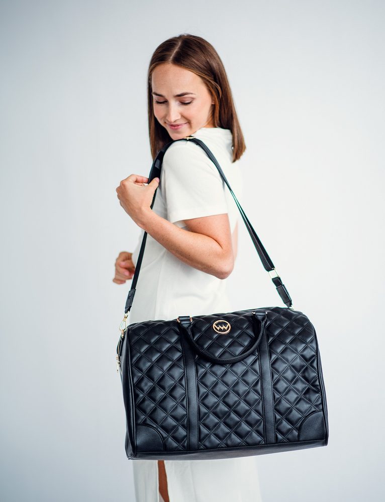VUCH Shirleen Black.

Štýlové prešívanie
Vnútorné vrecko na zips a priehradky na drobnosti
Zadné vrecko na zips na kľúče a doklady
Nastaviteľný crossbody popruh
 Cestovné tašky 
Zháňaš spoločníčku, s ktorou budeš tvoriť neoddeliteľnú dvojku pri cestovaní?